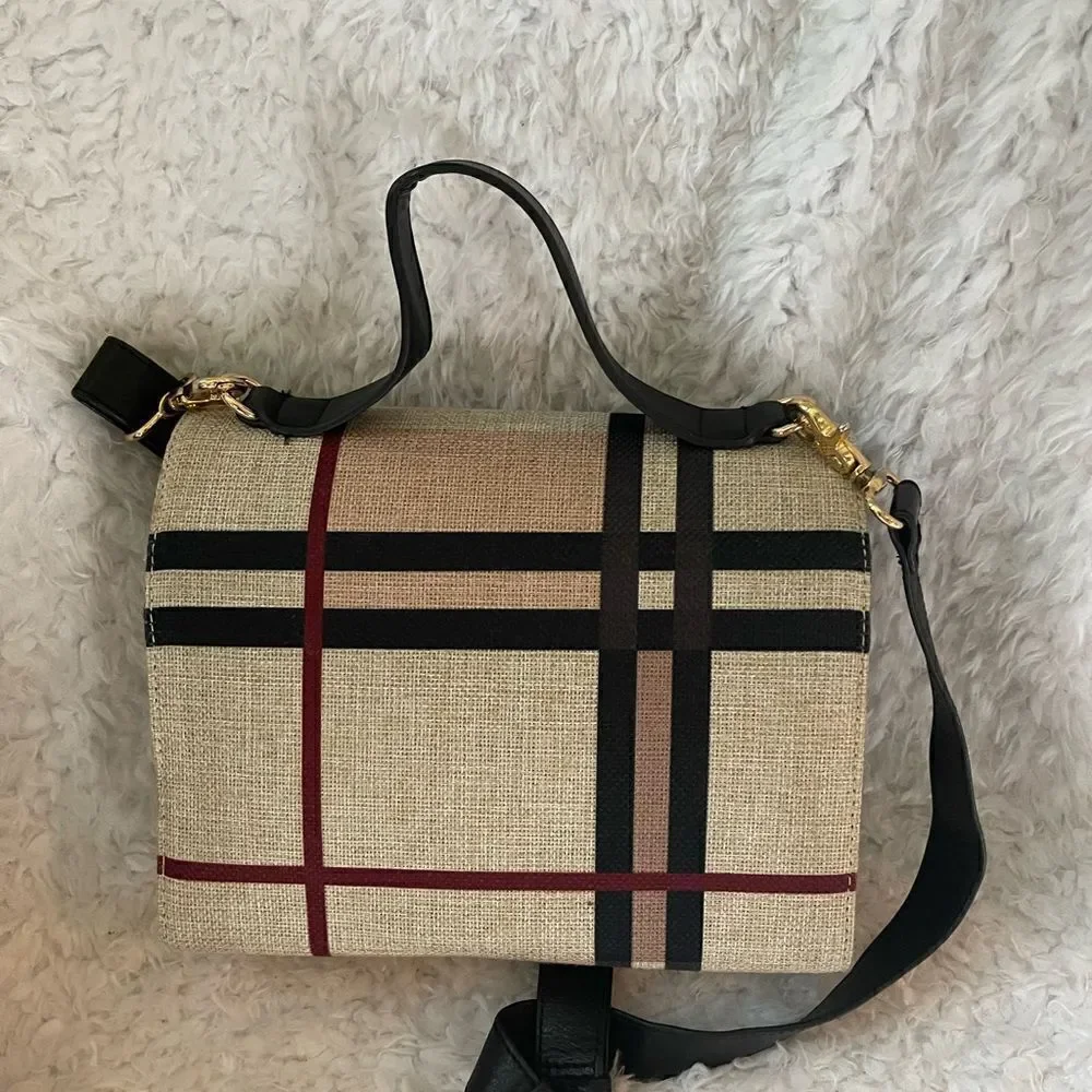 No brand checkered flip